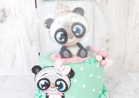 Torta con un panda modelado dentro de una esfera