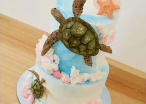 Torta de mar con una tortuga modelada en azúcar